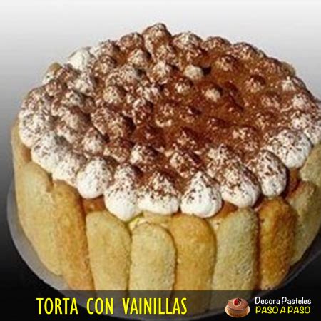 Composición de capas de crema, vainillas y frutas para la torta borracha