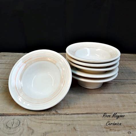 Plato hondo con mezcla de vino y agua para mojar las vainillas