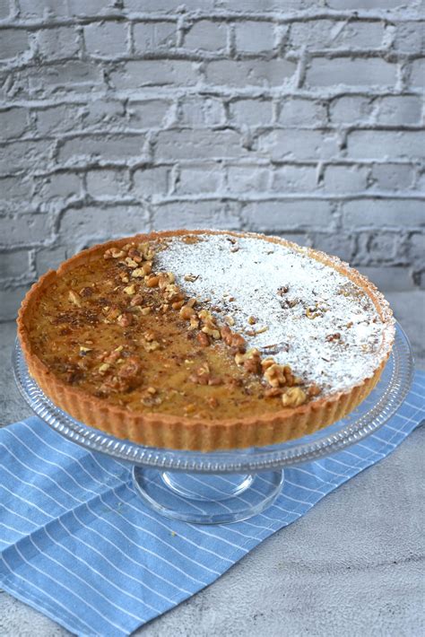 Fotografía profesional de un kuchen de nuez gourmet servido en una mesa rústica