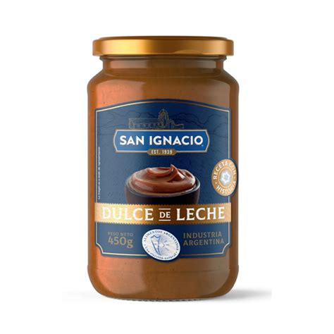 Fotografía profesional de un frasco de dulce de leche con una cuchara, mostrando su textura densa y brillante