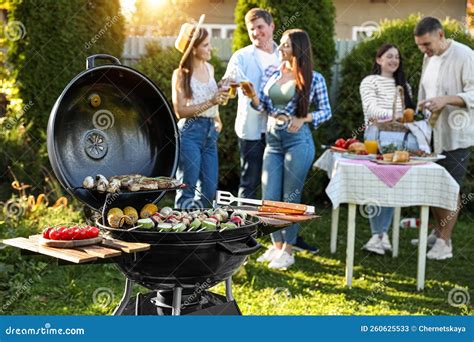 Familia y amigos disfrutando de una parrillada al aire libre