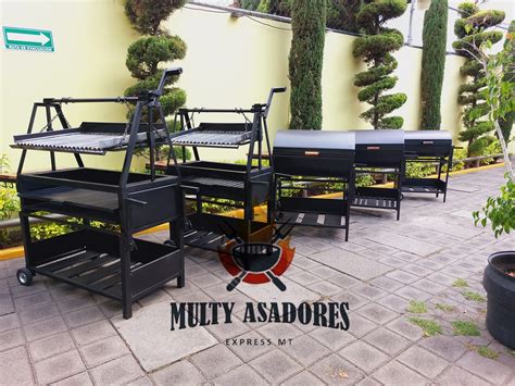 Variedad de asadores y accesorios de parrilla