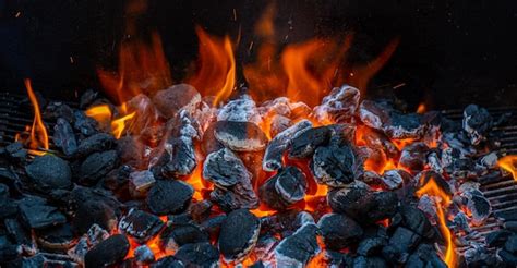Fuego y brasas en una parrilla de carbón