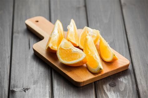 Fruta fresca de naranja cortada en gajos, lista para ser utilizada en la receta.