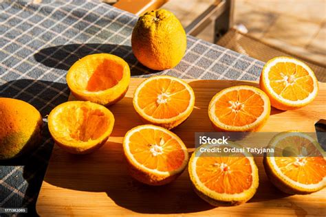 Naranjas cortadas por la mitad, listas para ser vaciadas y rellenadas con la mezcla de gelatina.