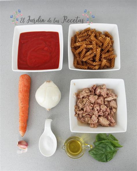 Ingredientes frescos para la preparación de pasta con atún y tomate