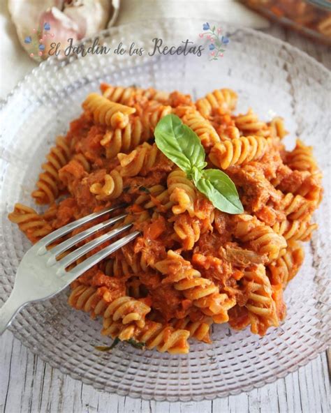Plato de pasta con atún, tomate y albahaca fresca, listo para servir