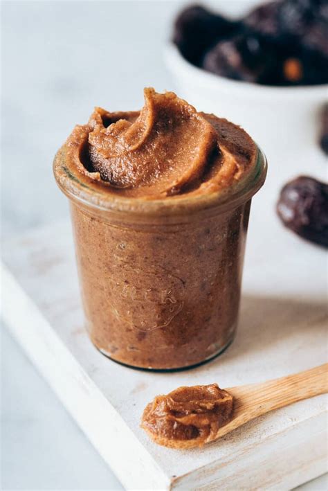 Tazón con dátiles Medjool y una cuchara de pasta de dátiles