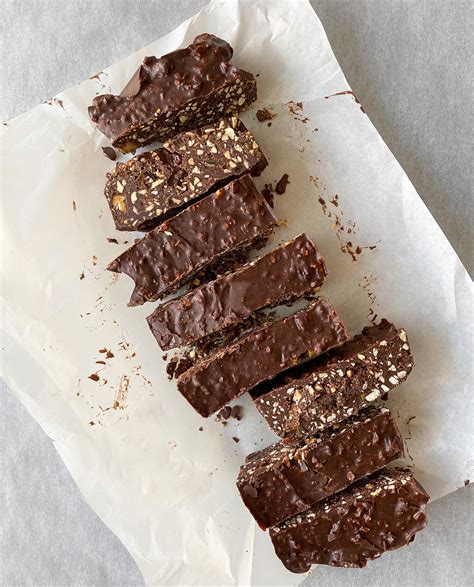 Barras energéticas caseras con dátiles, mantequilla de maní y chocolate