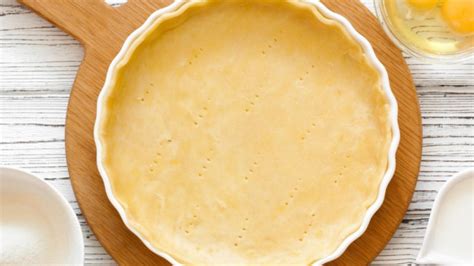 Foto detallada de una masa sablée recién horneada con textura arenosa