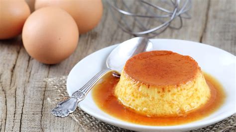 variedad de postres con huevo