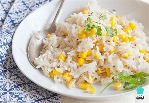 plato de arroz graneado con granos de choclo y perejil picado