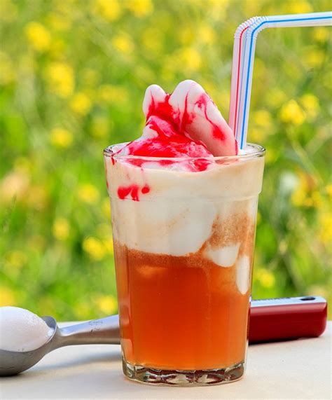 imagen de un vaso de terremoto servido con helado de piña casero y frutillas