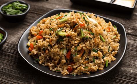 Plato de arroz frito chino servido en un tazón con decoración