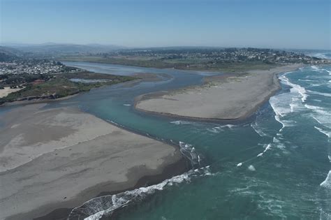 Fotografía panorámica de la desembocadura del río Maipo y las lagunas Ojos de Mar, hábitat de los cisnes de cuello negro.