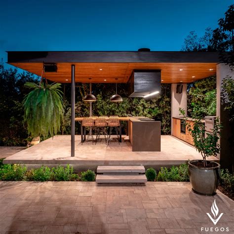 Foto de la parrilla para quincho negra en un entorno exterior moderno