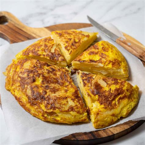 Tortilla de papa rallada de inspiración marroquí, servida en un plato