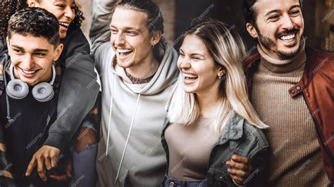 Jóvenes adolescentes compartiendo y riendo en un ambiente de amistad