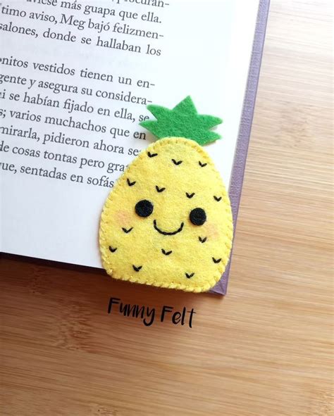 Llavero de piña kawaii hecho de fieltro.