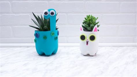Macetero con forma de cactus realizado con una botella de plástico verde.