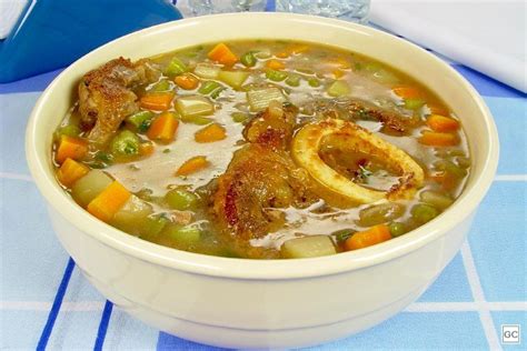 Sopa de osobuco con vegetales en un tazón rústico