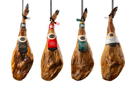 Variedad de jamones españoles en un expositor