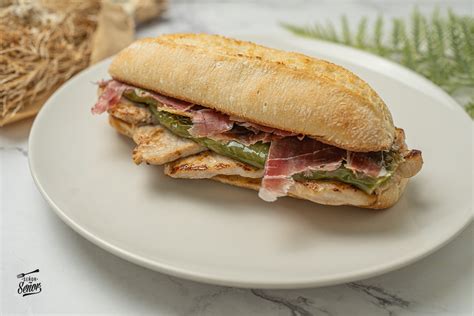 Bocadillo Serranito con lomo, pimientos y jamón