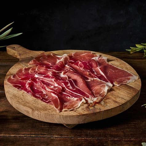 Lonchas finas de jamón serrano listas para servir