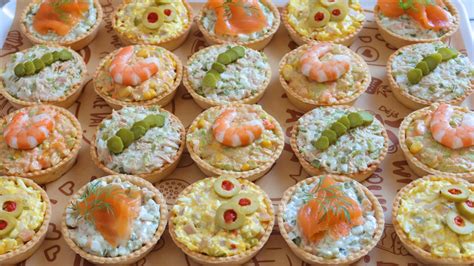 Variedad de tartaletas rellenas con diferentes ingredientes