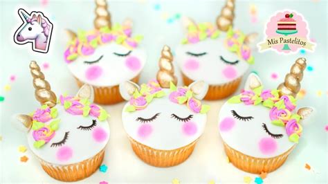 Ilustración de cupcakes de unicornio decorados con fondant y buttercream de colores.