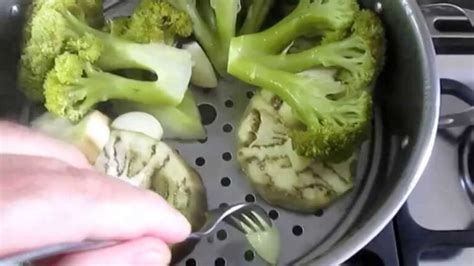 Diagrama mostrando cómo colocar el brócoli en una vaporera sobre una olla con agua hirviendo.