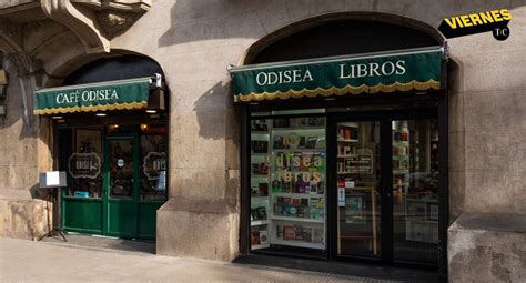 Fachada del café Odisea con su librería adyacente, ubicada en la Alameda.