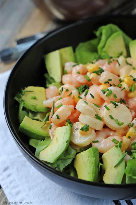 Infografía con los ingredientes principales para la ensalada de camarones y los cuernitos.