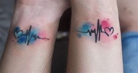 Ejemplo de tatuajes a juego para parejas: dos mitades de un aguacate tatuadas en cada persona, o dos zanahorias que se unen.