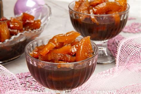 Fotografía gastronómica de un cuenco de cristal con dulce de lechosa y piña en almíbar, con fondo rústico navideño