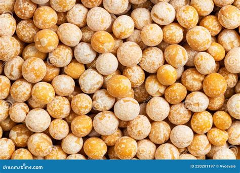 Esquema visual que muestra la transformación de guisantes amarillos secos en harina fina, destacando su composición proteica y de fibra.
