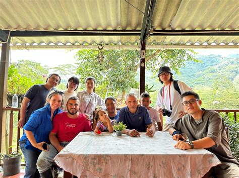 Andrea Bravo (de azul) acompañando al equipo realizador en un viaje por el Valle, descubriendo la tradición del sabor.