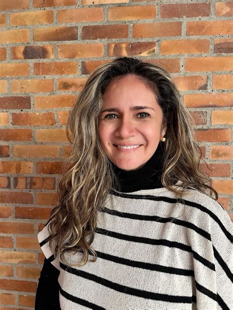 La productora caleña Andrea Bravo, trabajando en el proyecto como investigadora.