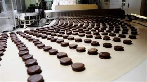 Fotografía de una fábrica de alfajores industrial, mostrando la producción en serie