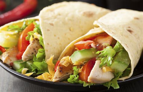 Imagen de un wrap de pollo BBQ Rock & Roll listo para comer.