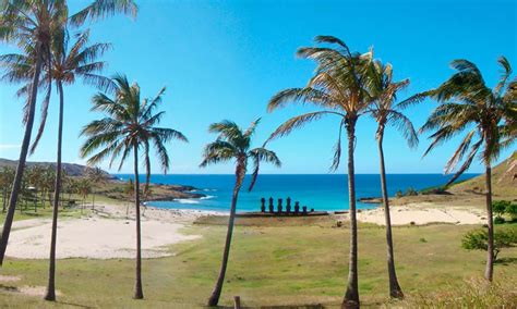 Vista panorámica de la Playa de Anakena en Rapa Nui, destacando su belleza natural y significado histórico.