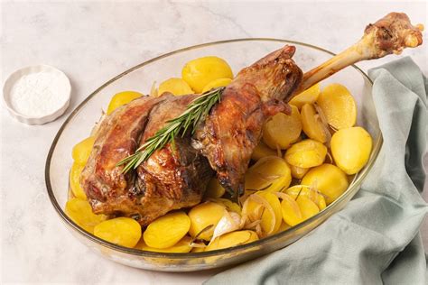 Pierna de cordero asada, dorada y jugosa, lista para desmenuzar