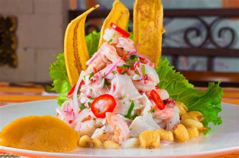 Variedad de ceviches en un restaurante, mostrando diferentes tipos de mariscos y pescados.