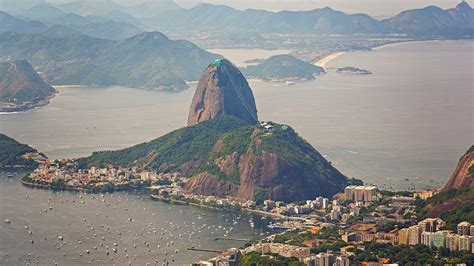 Fotografía panorámica del Pan de Azúcar en Río de Janeiro junto a una representación de los antiguos moldes cónicos de azúcar.