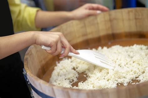 Infografía detallando los pasos para cocer el arroz de sushi