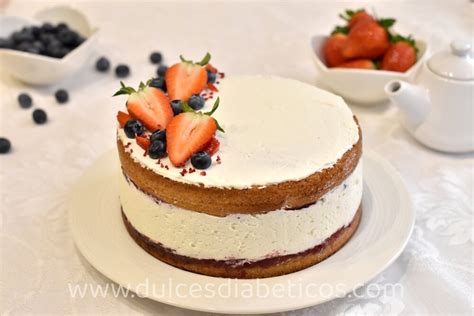 Diseño de Tarta Victoria con plantilla de azúcar glasé y frutas rojas
