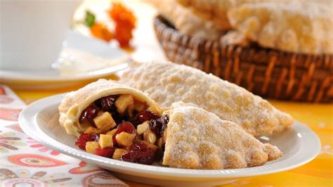 Variedad de empanadas saladas y dulces expuestas