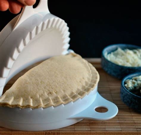 Detalle del repulgue artesanal de una empanada
