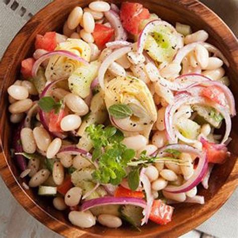 fotografía de ensalada de porotos blancos servida en un bowl de vidrio con colores vibrantes
