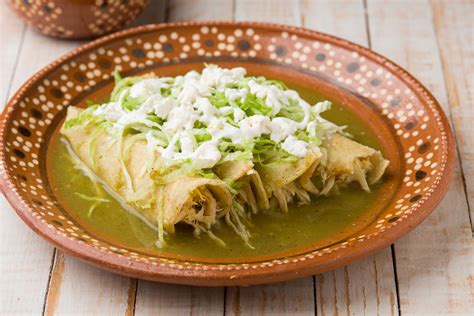 Ilustración de enchiladas verdes de pollo servidas en un plato, decoradas con cilantro y queso rallado.
